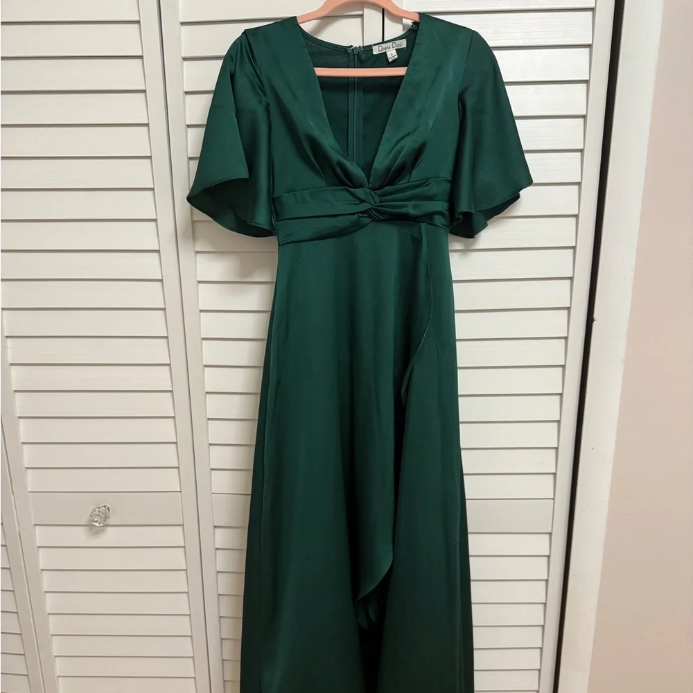 Elegant Green Satin V-Neck Maxi Dress - Picture 2 of 5